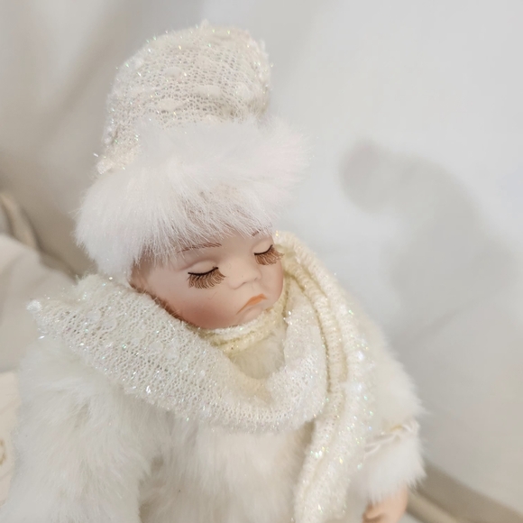 New Winter Baby in Sleigh From the Heritage Signature Collection - Picture 9 of 16